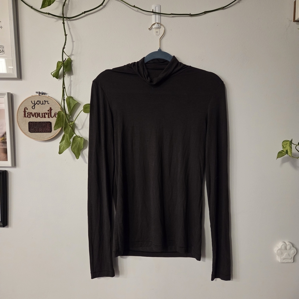 Uniqlo Heattech Long Sleeve Lightweight Turtleneck Tee
